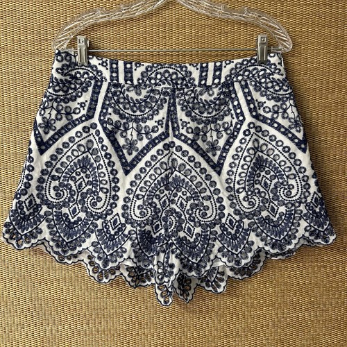 Nerzrosa Shorts Damen L blau weiß Ösen bestickt gewellt hoher Bund Boho