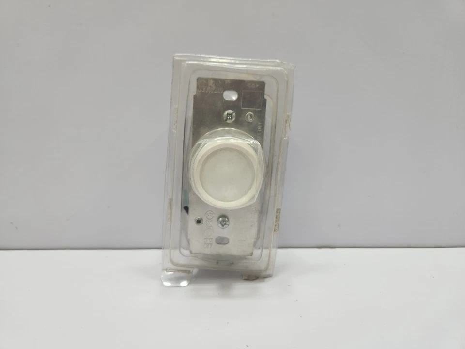 LEVITON 6602 DIMMER SWITCH - Image 2 of 4