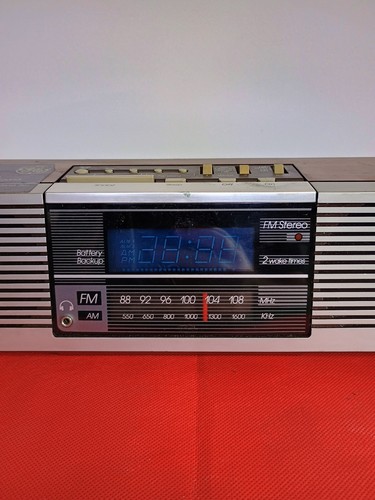 Vintage GE General Electric Alarm Clock Radio AM/FM Stereo Model 7-4945A - Picture 3 of 8