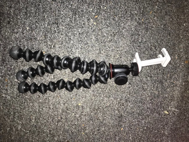 Soporte Joby GripTight ONE para teléfonos inteligentes (blanco) más soporte para patas de cápsula Foto 3 de 3