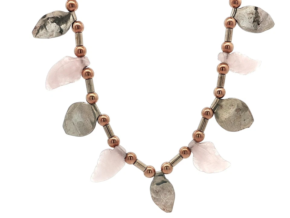 Collar con flecos de hoja botánica de cuarzo tallado relleno de oro rosa de plata de ley Foto 3 de 4