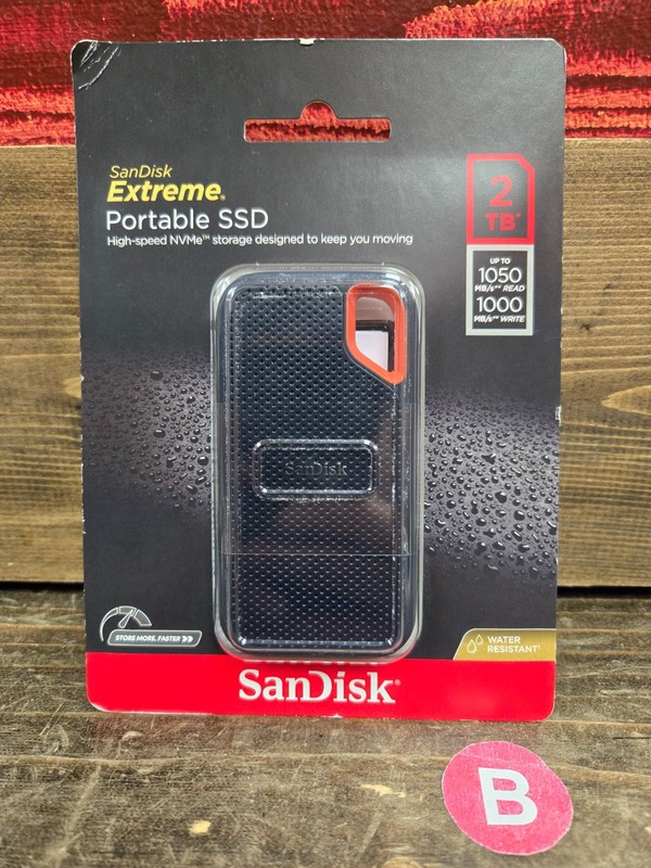 Sandisk Extreme Portable SSD 2TB (SDSSDE61-2T00-AT) CORNER DENT (NEW)