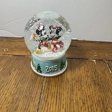 Disney Store Mickey & Minnie Snow Globe Christmas Original 2015