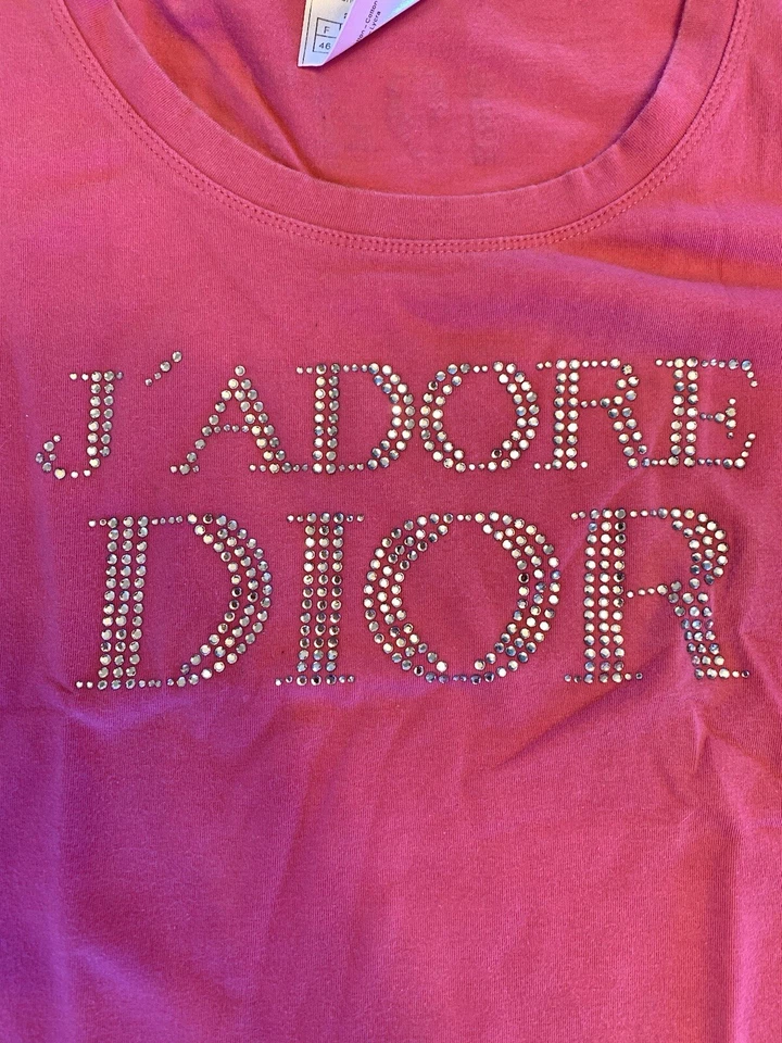 Camiseta Dior's John Galliano J'ADORE 2002 Vintage Usada en Excelente Condición Rosa Estrás Talla 14 Foto 2 de 4