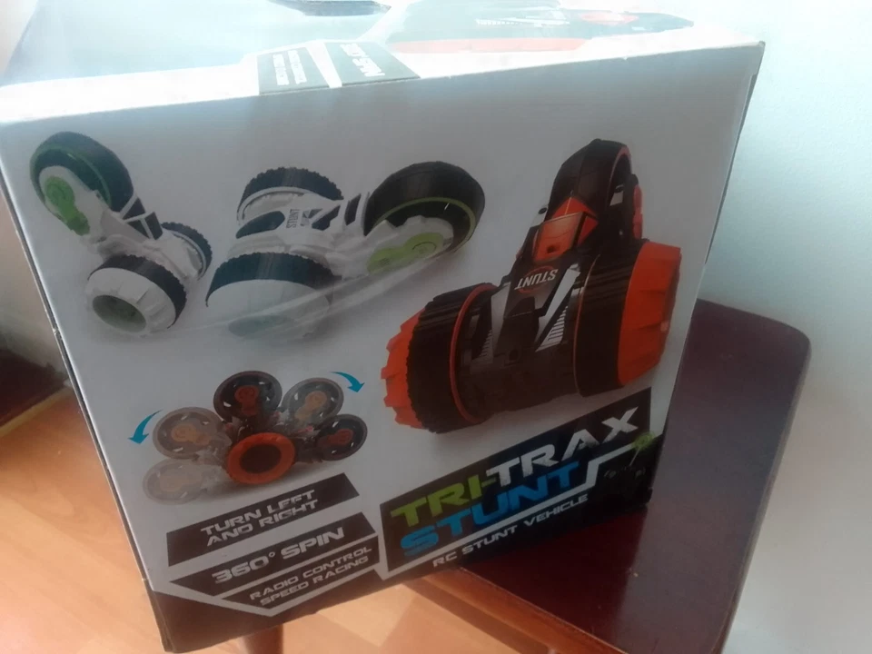 BRAND NEW IN BOX Tri-trax Radio Controlled Stunt Vehicle 360° Spins - Ideal Gift - Image 3 of 4