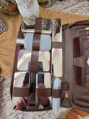 A vintage zippered leather gentlemen's toiletry case