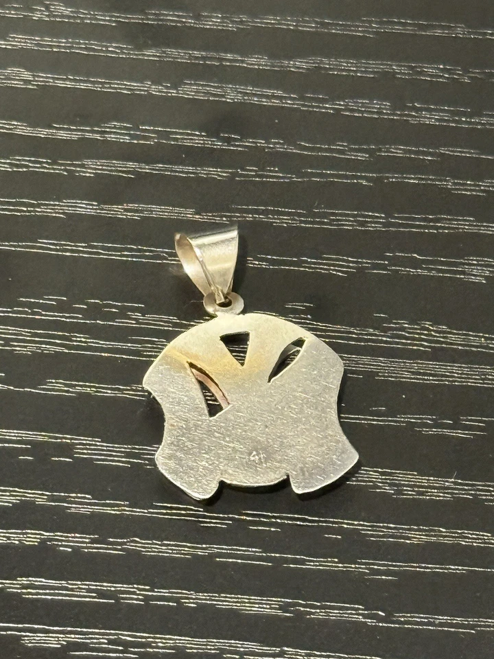 Colgante con dije de diamantes de los Yankees de oro blanco de 14 k New York Yankees Foto 3 de 4