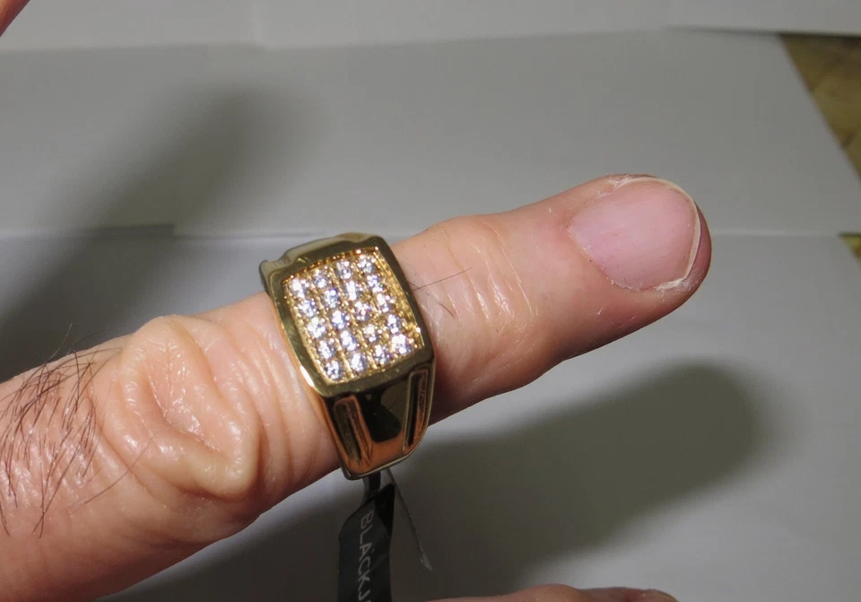 NUEVO Anillo Blackjack Para Hombre Circonita Cúbica Racimo Tono Dorado Acero Inoxidable Talla 10 Foto 3 de 4