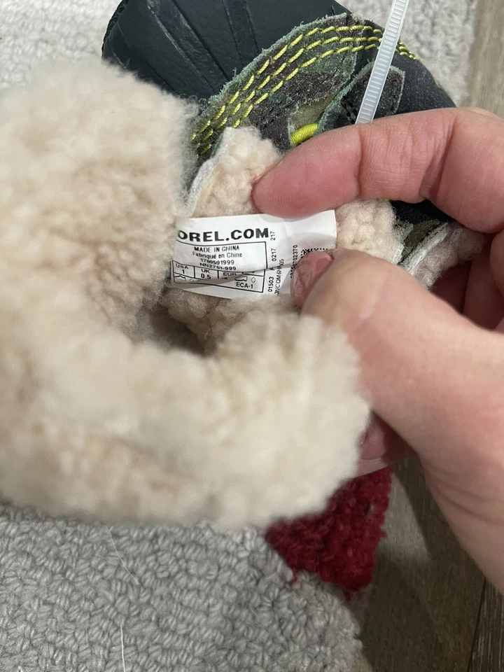 Bota Sorel Infantil Caribootie Sin Concha Talla 1 M EE. UU. Infantil Color Musgo Oscuro Foto 3 de 4