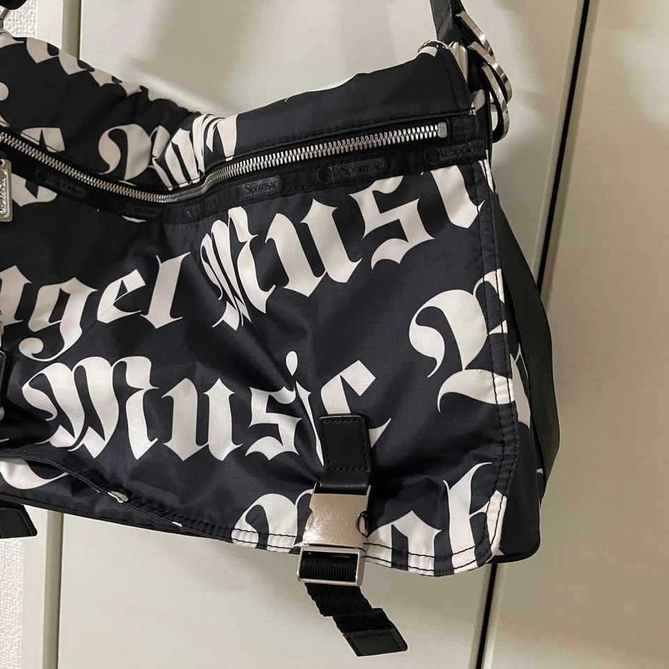 Нейлоновая наплечная сумка Gwen Stefani x LeSportsac Collaboration черная с подвеской редкая - Изображение 4 из 4