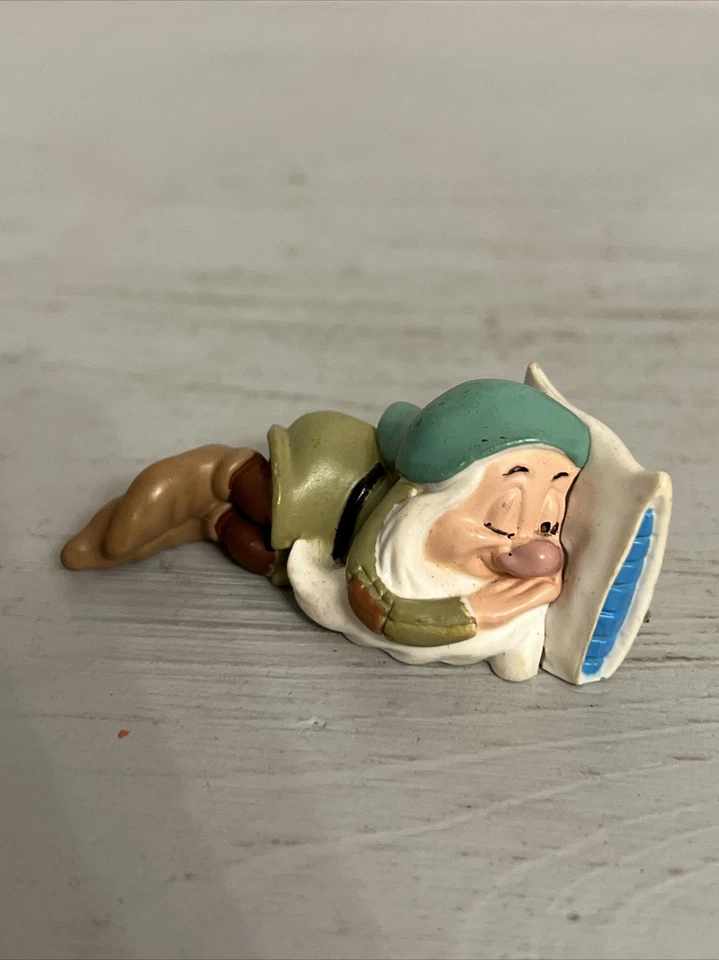 "Figura de acción de 2"" Sleepy con almohada Blancanieves y siete enanitos juguete de PVC de Disney" Foto 2 de 4