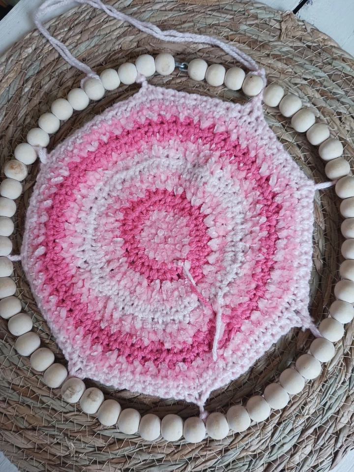 Arte de pared de ganchillo boho hecho a mano colgante texturizado decoración del hogar rosa 10" guardería bebé Foto 4 de 4