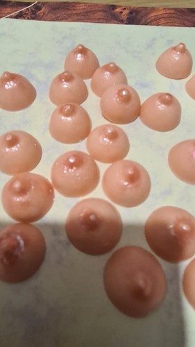 50 Hand-made chocolate boobs, breast for Hen/stag dos, rude gift - Picture 2 of 5