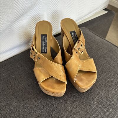 Stuart Weitzman Russell & Bromley taupefarbene Leder-Keilsandalen US 7 UK 5 Schnalle