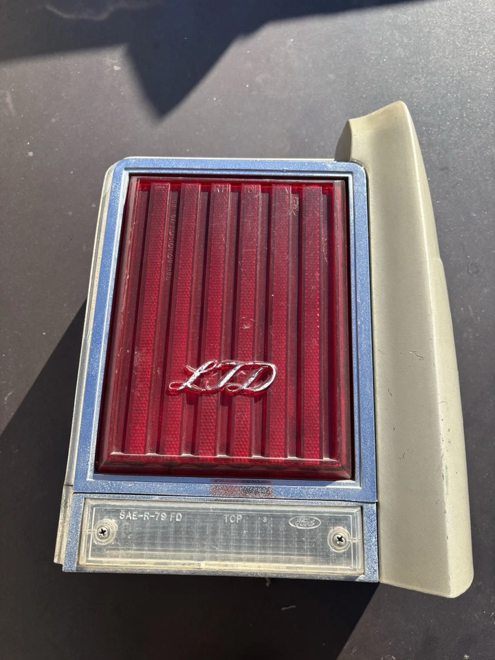 Ford Ltd Crown Victoria 1982 conjunto completo de luces traseras auxiliares para pasajero derecho Foto 4 de 4