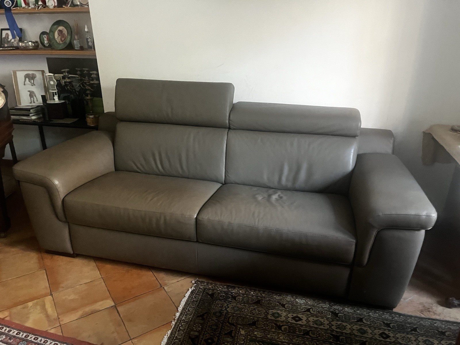 Divano 4 posti in pelle Poltronesofa grigio L221 cm x 92x94 come nuovo