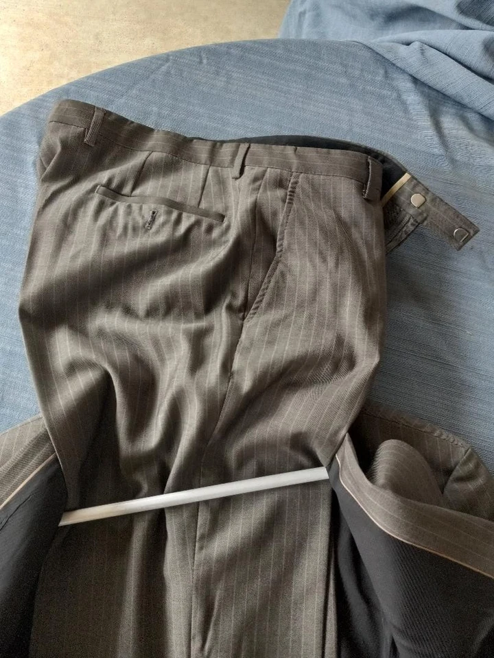 HUGO BOSS Medium Gray with Pinstripes sz. 44 R Men's suit lightly worn - Image 4 of 4