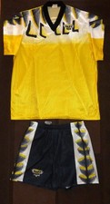 Markowy zestaw koszulek i spodni sportowych czarny żółty rozm. L