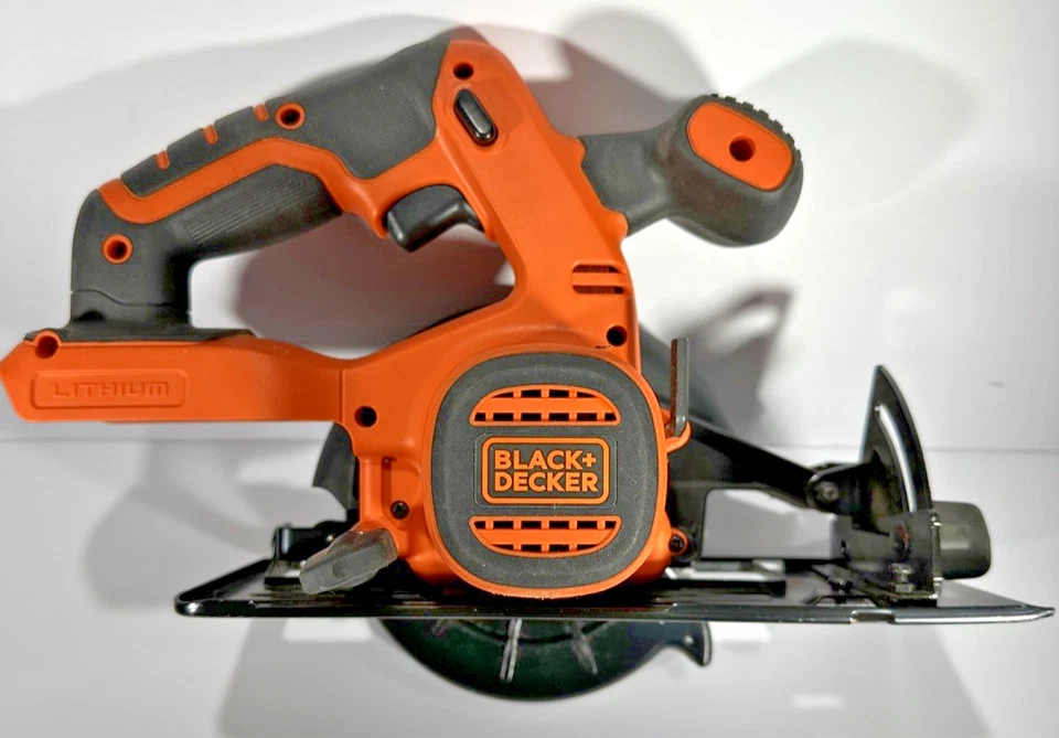 BLACK+DECKER 20V Max* 5-1/2 in. Sierra circular - BDCCS20 (SOLO HERRAMIENTA) Foto 2 de 4