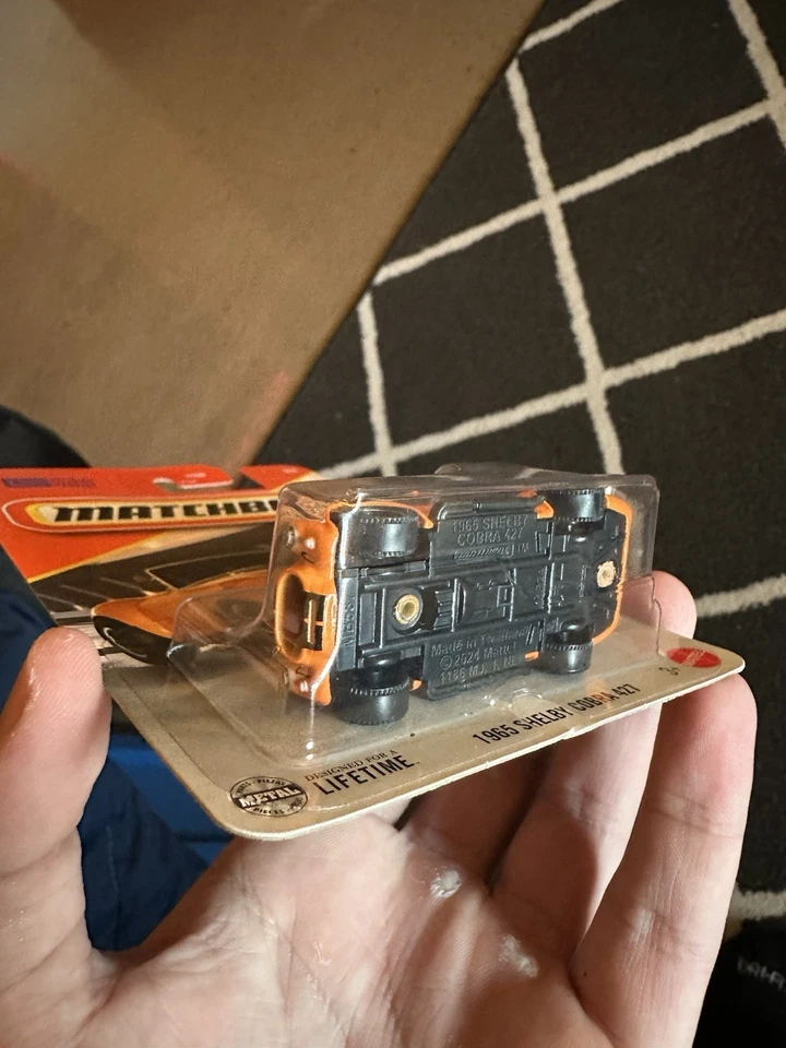 Matchbox 2025 Super Chase 1965 Shelby Cobra 427 naranja metálico con protector Foto 2 de 4