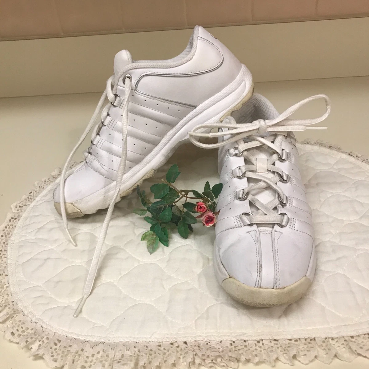 Vtg Women s White CHAMPION LOW TENNIS SHOES Size 7 LOGO COMFORT SNEAKERS Metal