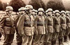 WW2 PICTURE PHOTO GERMAN SOLDIERS IN LINE 6585