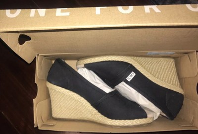 toms classic wedge pump black