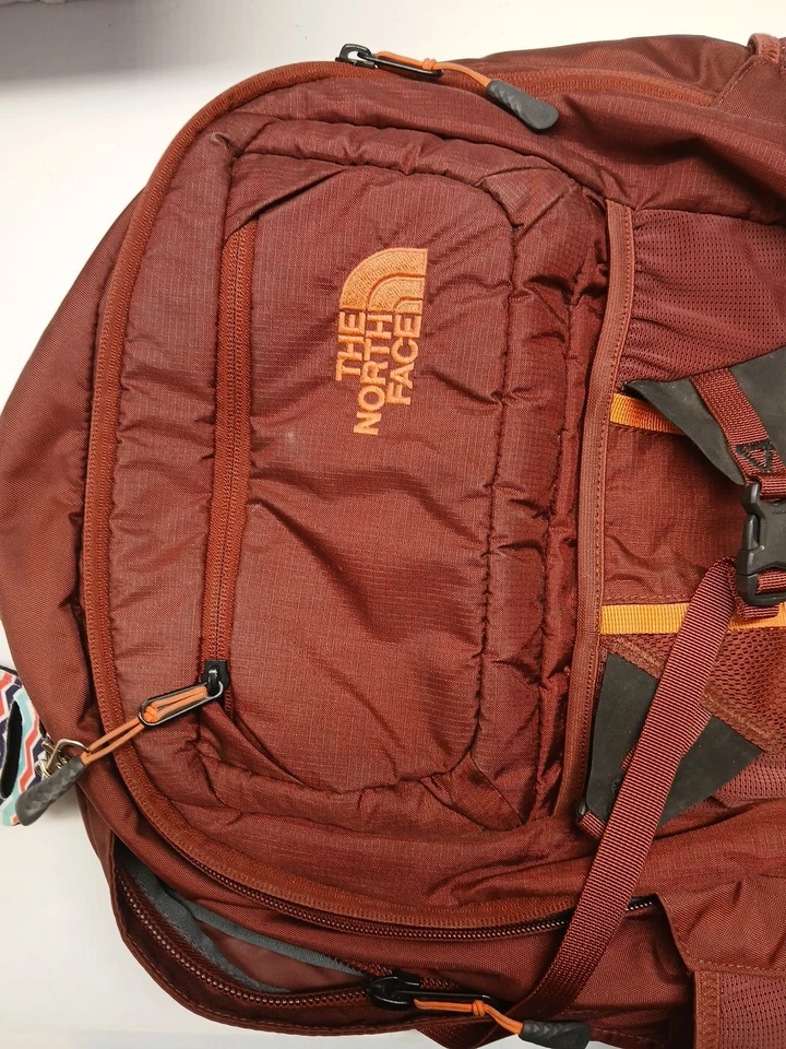 Mochila de reconocimiento The North Face para hombre/mujer, sistema operativo granate, usada Foto 3 de 4