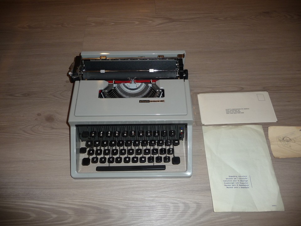 Olivetti Lettera 31 Vintage Ultra-Portable Typewriter made in Spain