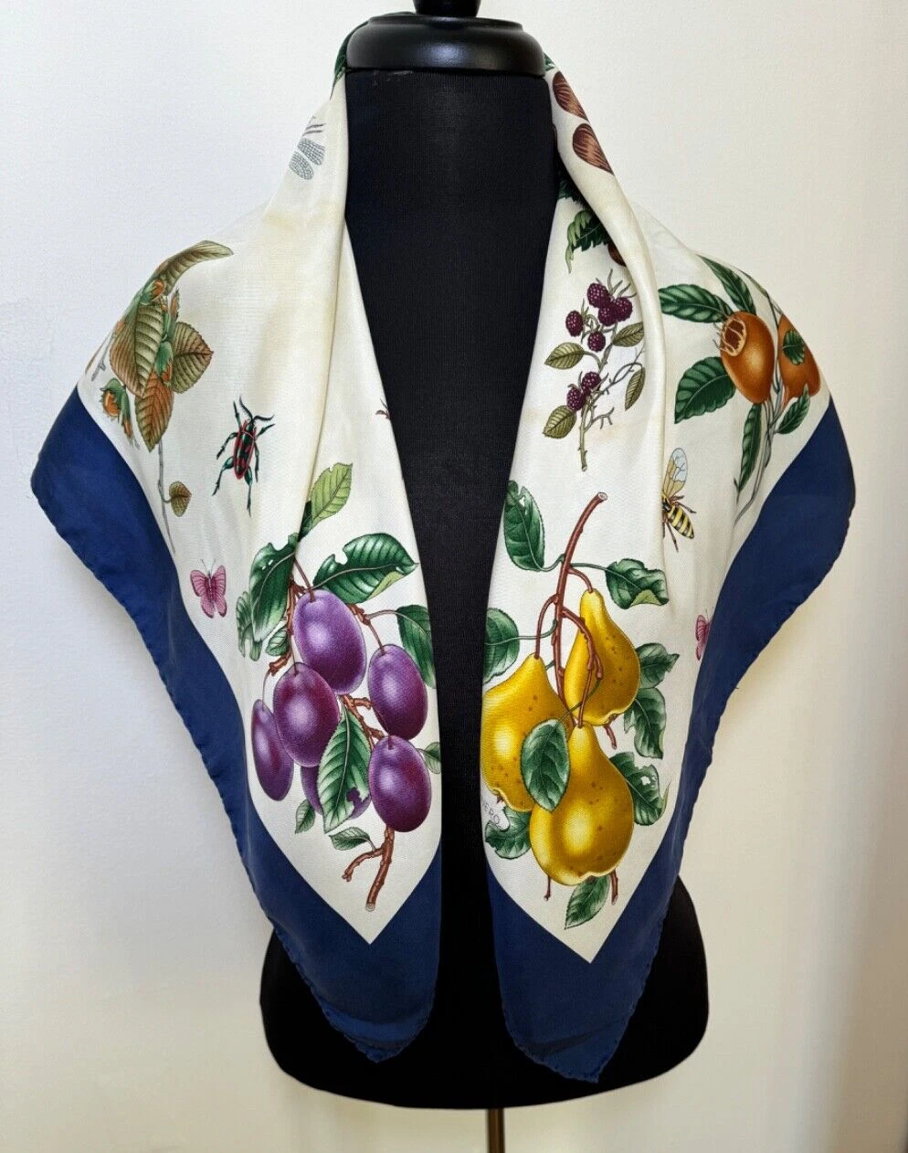 Foulard vintage Gucci en soie avec châtaignes cerises poires et prunes V. Accornero A405