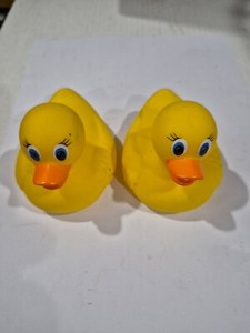 Pair of 2005 Munchkin 4” Temperature Bath Duck Yellow Rubber Hot Indicator D10