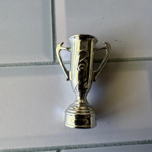 VINTAGE BARBIE 4 CAMPUS SWEETHEART  1616 FASHION ORIGINAL METAL "B" TROPHY RARE!