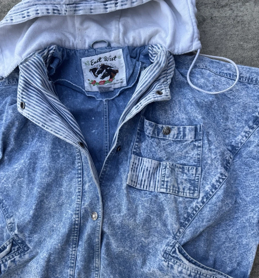 Vintage’s 80s East West Acid Wash Denim Bomber Jacket with a hood, Medium - Image 3 of 4