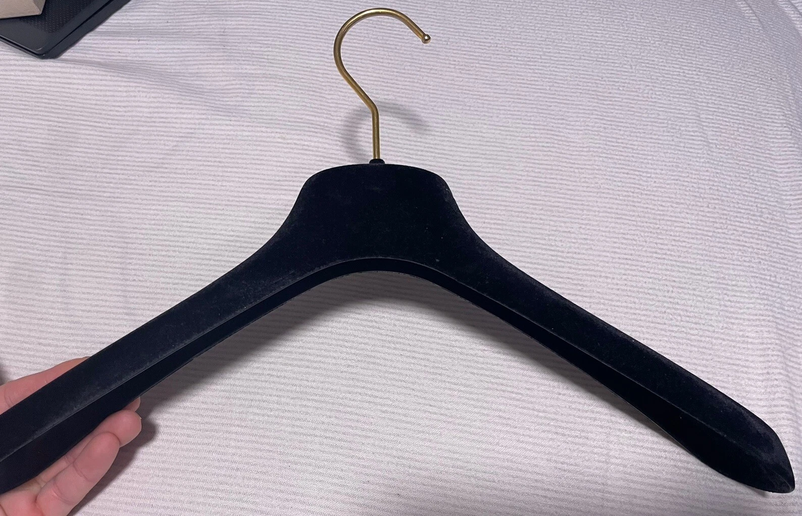 CHANEL ~ Appendino singolo NERO VELLUTO ORO LOGO CC PER MAGLIETTE O GIACCHE