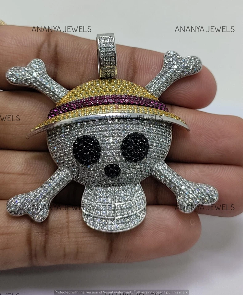 Colgante de huesos cruzados de calavera de diamantes de corte redondo de 4 quilates enchapado en oro blanco de 14 quilates Foto 3 de 4