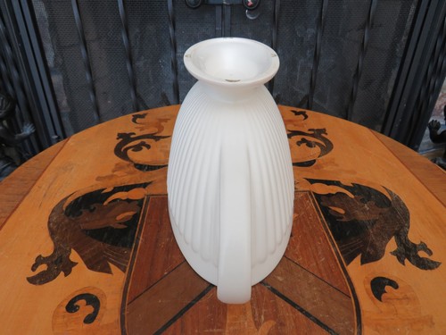 Wedgwood Moonstone Large Oval Fluted Trophy Mantle Vase & Handles (c.1930s) - Picture 10 of 15