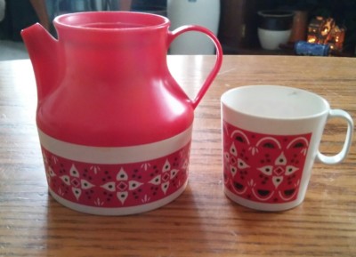 000 VTG Chilton Aluminum Specialty Plastic Tea Pot & Cup Mug Red & WHite