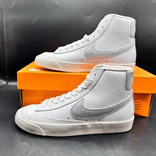 NUOVO Nike Blazer Mid '77 Bianco/Argento Sneakers Donna Taglia 7,5 DQ7574 100 - Foto 1 di 9