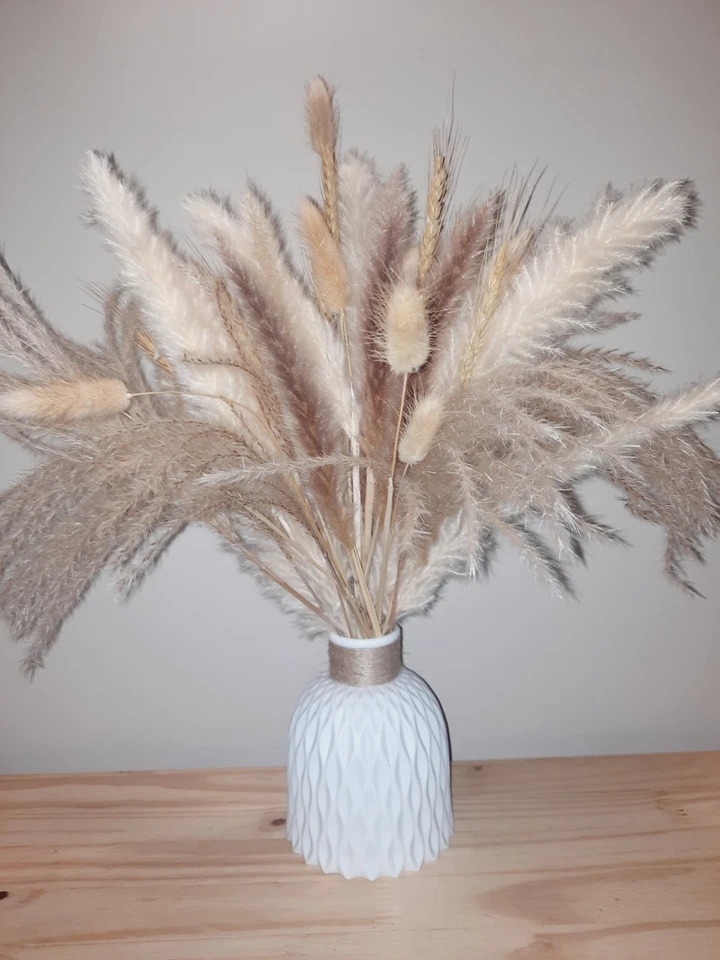 Bouquet de fleurs séchées beige avec son vase blanc - Photo 1/4