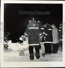 1976 Press Photo Spring Hill Firefighters Practice for Standards Test in Florida