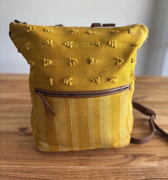 Mochila tejida a mano Mercado Global Lorena caramelo