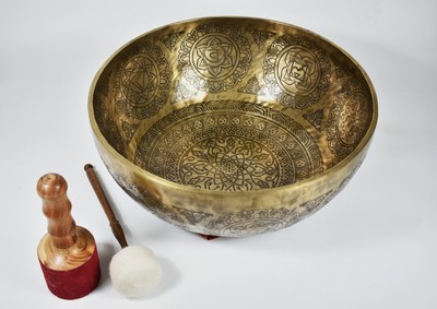 Fußklangschale Gravur - 11,0 kg ca. 54 cm - Om Symbol/7 Chakren - Klangmassage T