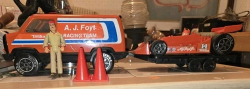 1979 VINTAGE Tonka AJ Foyt Racing Team VaM m Car and Trailer w/ figures Pylons