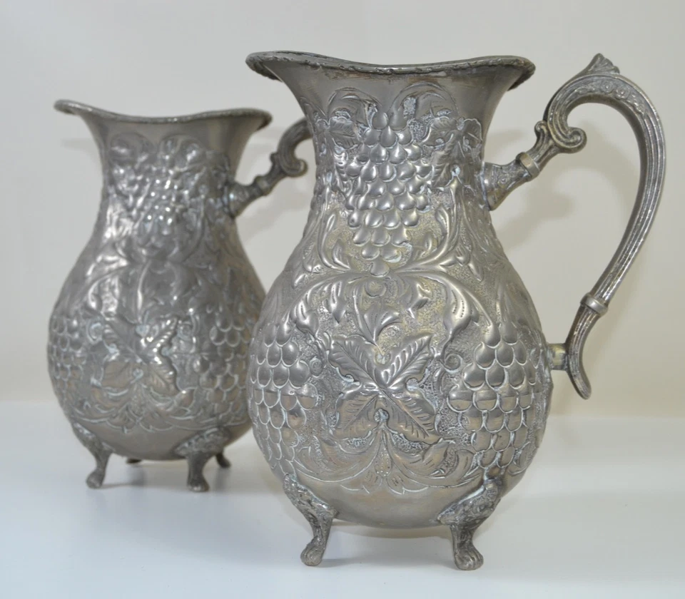 Par de jarras chapadas en plata vintage - uva ornamentada con patas estilo barroco Foto 3 de 4