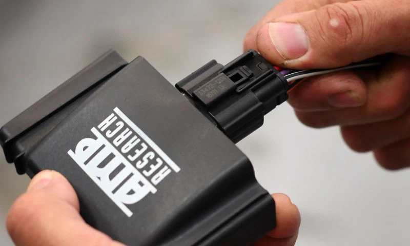 AMP Research se adapta a Chevrolet Silverado/GMC Canyon 15-21 todas las cabinas enchufe PowerStep Foto 3 de 4