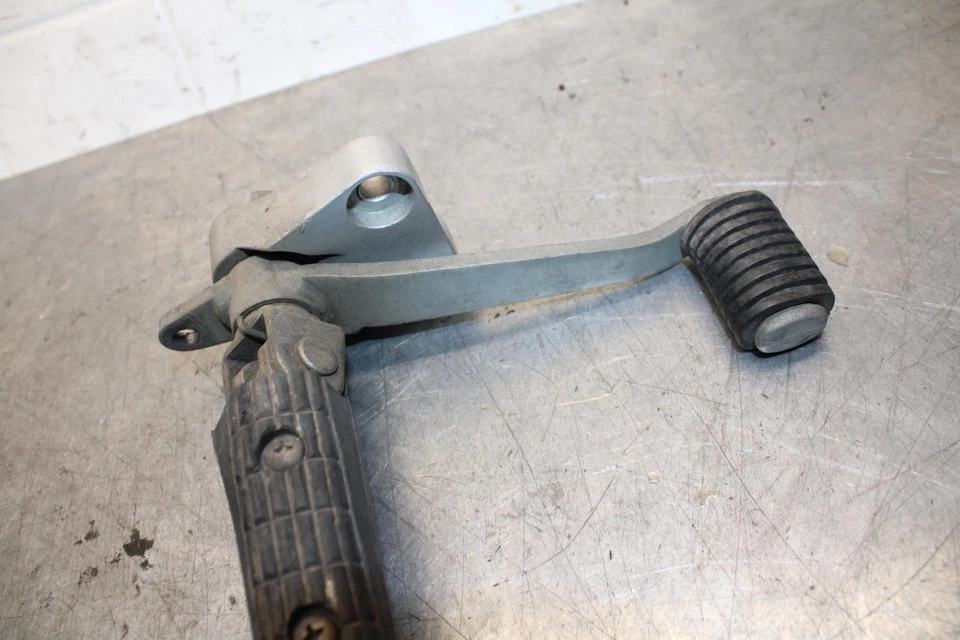 89-90 YAMAHA FZR600 JUEGO TRASERO DERECHO PEDAL CLAVIJA CONDUCTOR BB76 Foto 2 de 4