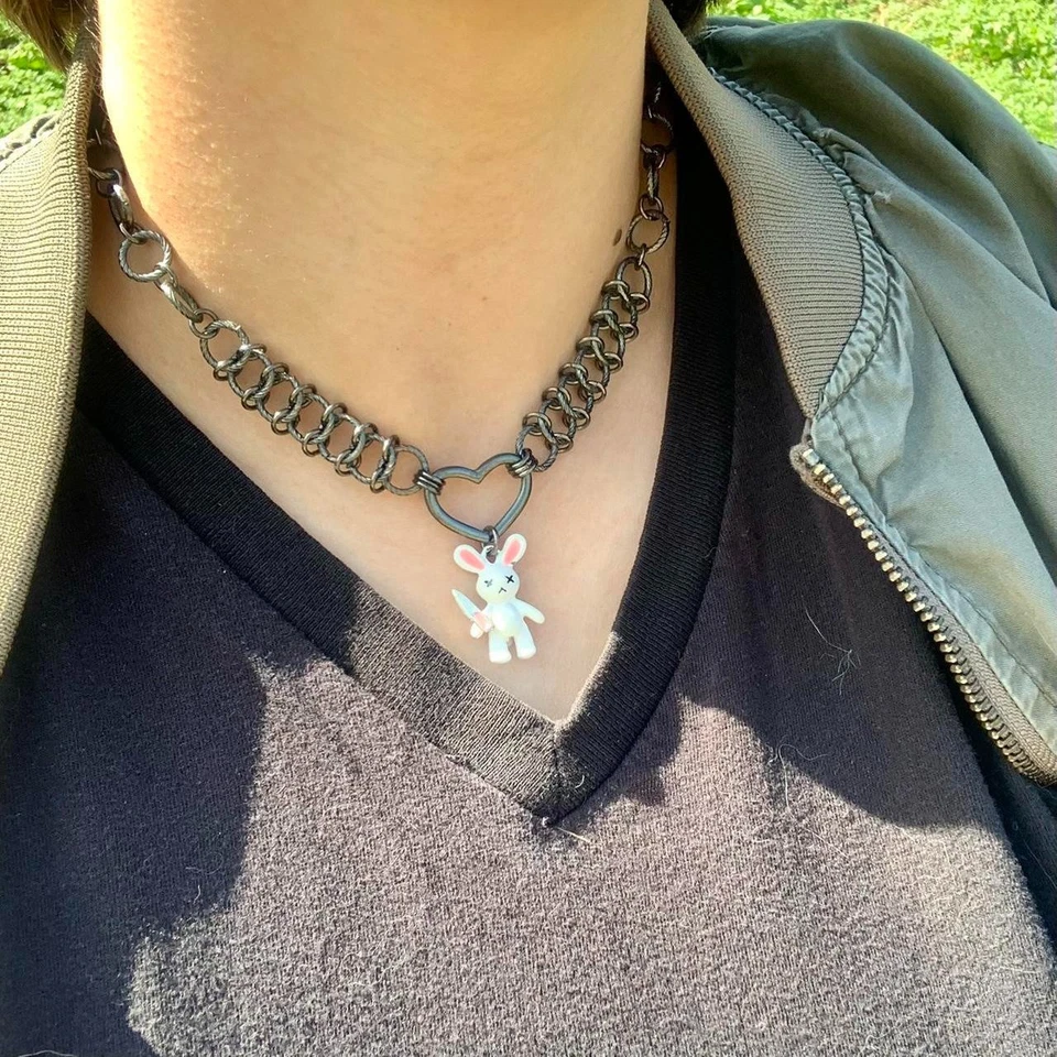 Collar cuchillo conejito blanco en cadena corazón negro Foto 4 de 4