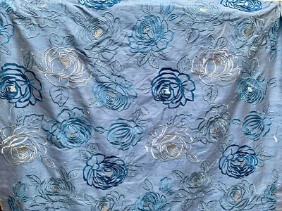 Soie Brodée bleu faience motif de pivoine vendu au mètre - Photo 1/4
