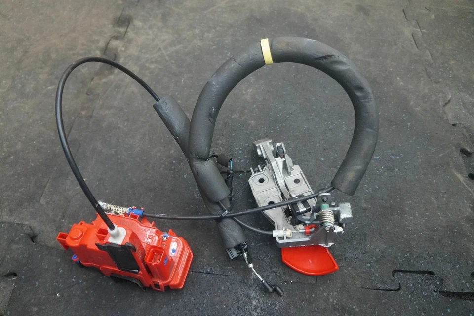 Manija de bloqueo de pestillo de puerta de pasajero delantero derecho 69978700 Ferrari California 2010 Foto 2 de 4