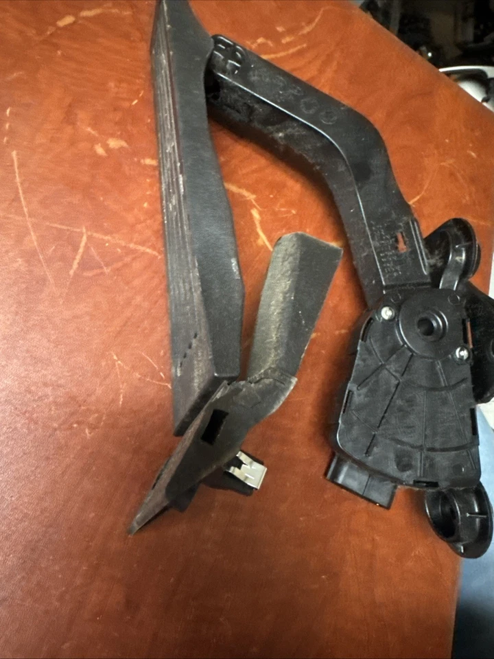 2014-2019 KIA SOUL ACCELERATOR PEDAL ASSEMBLY WITH SENSOR 32726-B2110 OEM - Image 2 of 3